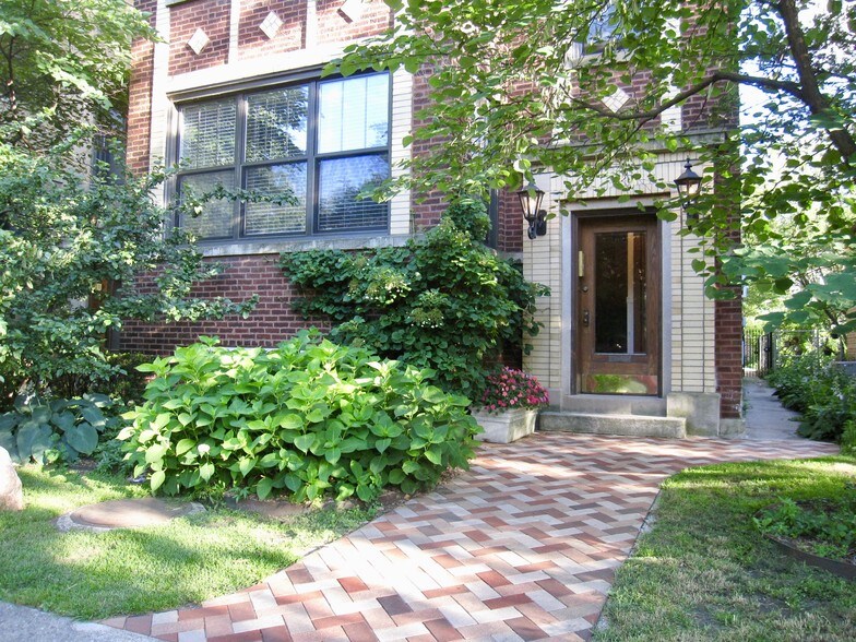 Building Photo - 734 Mulford St