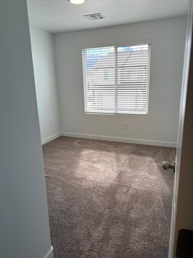 Building Photo - Beautiful Modern Townhome