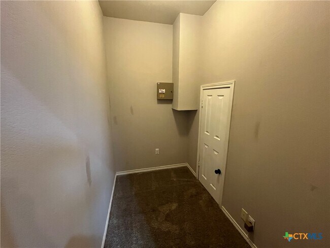 Building Photo - 2013 Highland Dr