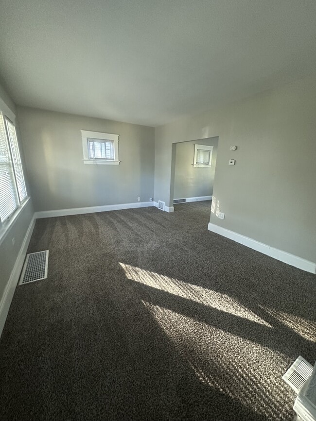 Building Photo - 8009 Vineyard Ave