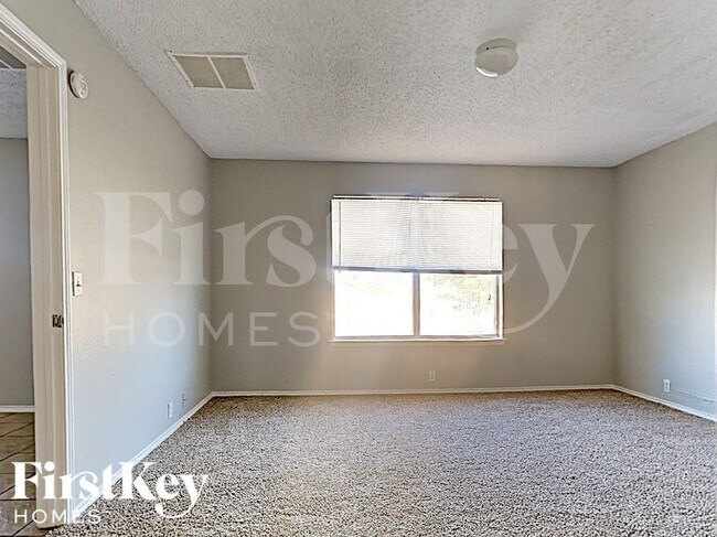 Building Photo - 1600 Shady Shores Dr