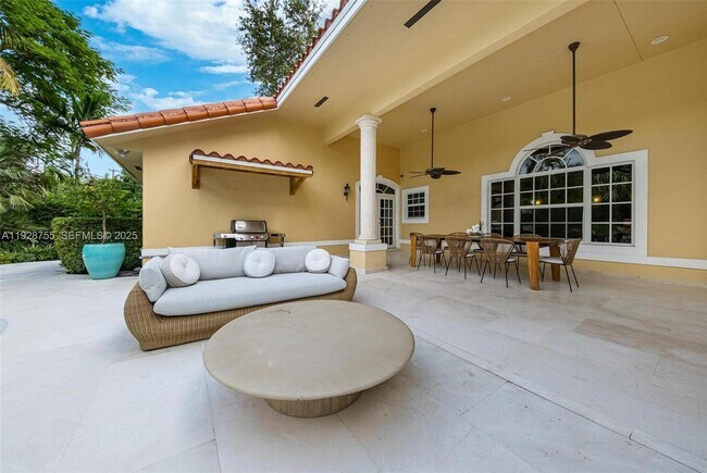 Building Photo - 1033 Almeria Ave