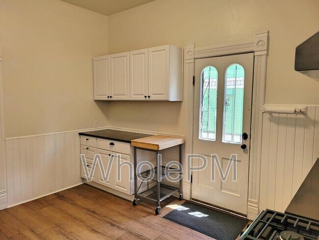 Building Photo - 721 Elati St