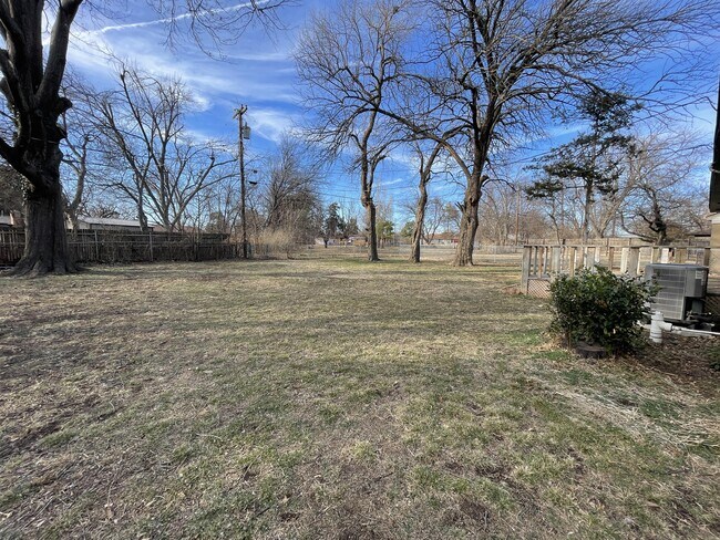 Building Photo - 616 Sherwood Dr