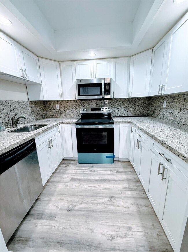 Building Photo - 8830 SW 123rd Ct