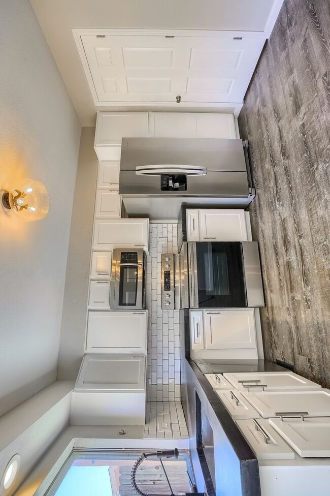 Building Photo - Comfortable Single-Family Townhouse in Quiet Community