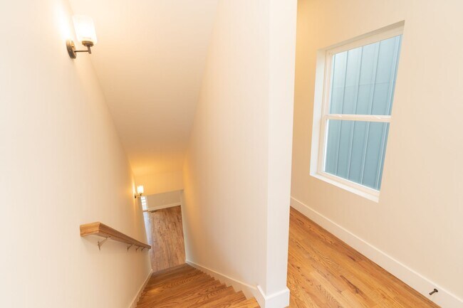 Building Photo - Modern 4 Bedroom Townhome in Southside Chattanooga