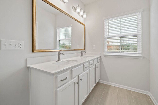 Building Photo - Like Brand New Luxury Townhome in Matthews!