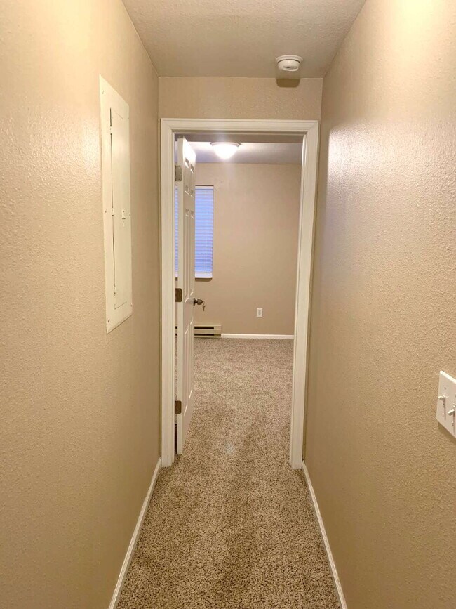 Building Photo - "Spacious 4-Bedroom Haven with 2 Full Baths in Prime Fort Collins Location!"