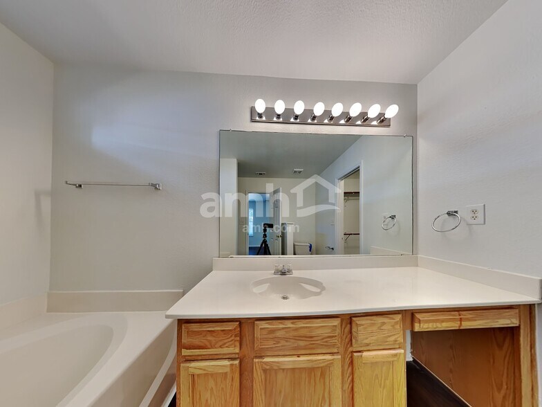 Building Photo - 916 Dixon Ln