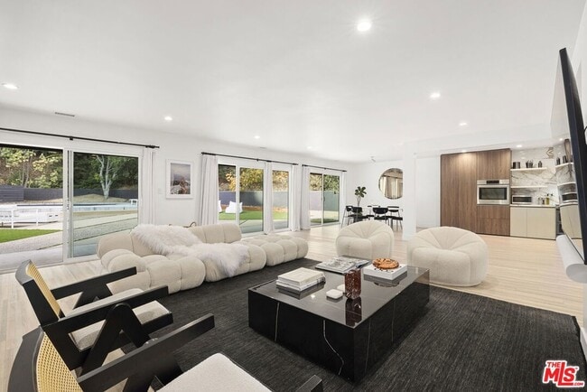 Building Photo - 9289 Swallow Dr