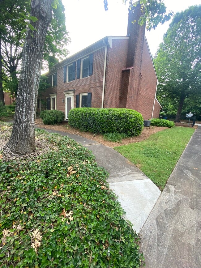 walkway to front door - 1118 Old Roswell Rd