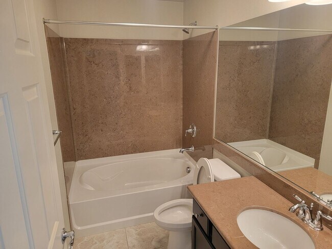 Building Photo - 5 bedroom 3 story home with beautiful remo...