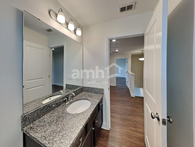 Building Photo - 220 Crestrun Loop