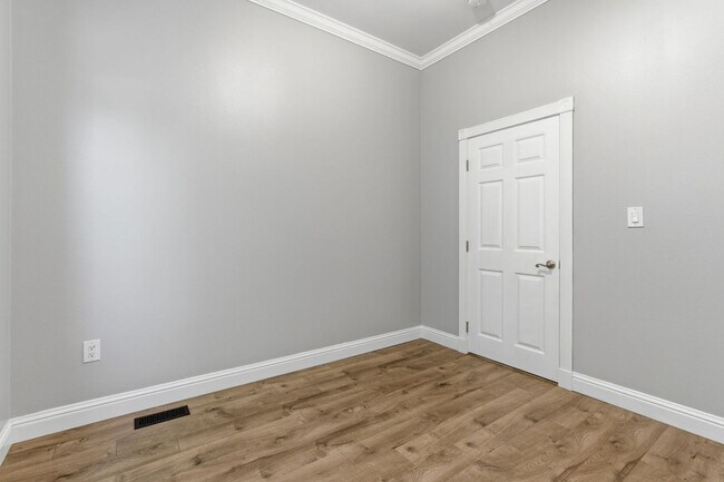 Building Photo - Bright & Modern 2BR Flat with Driveway Parking — Newly Renovated in Silver Terrace