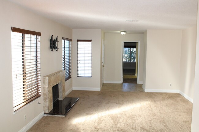 Building Photo - "Charming 2-Bed, 2-Bath Oasis in Las Vegas...