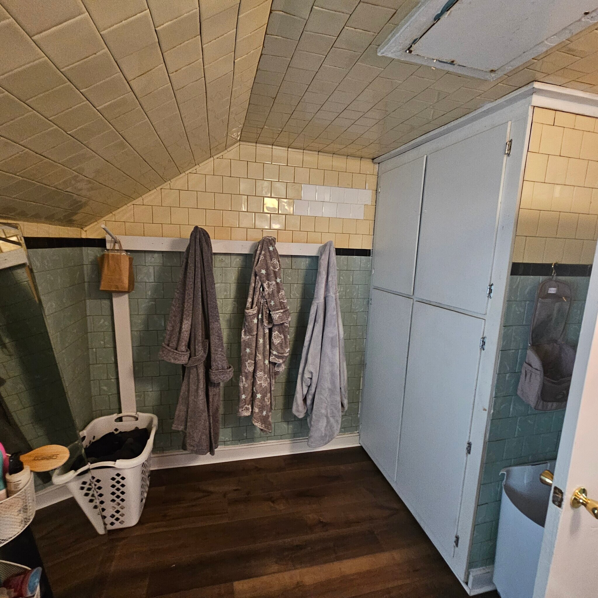 Master bath pic 2 - 15 Ward St