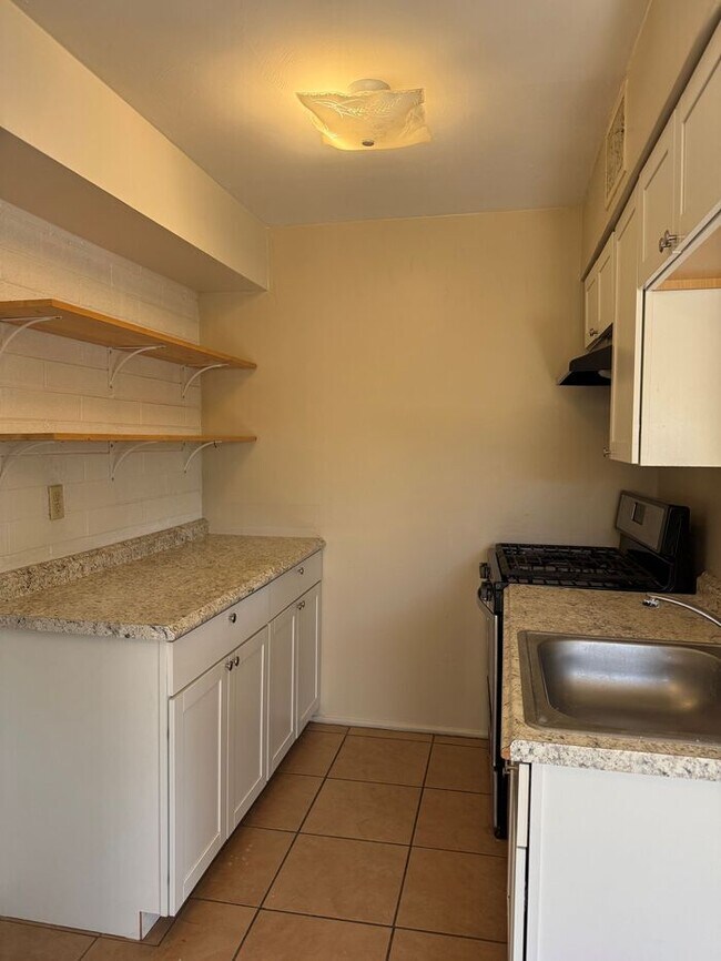 Building Photo - Town Home For Rent