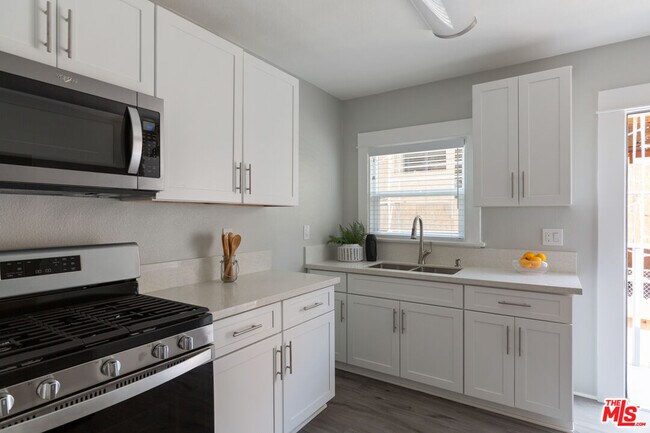 Building Photo - 6040 Burwood Ave