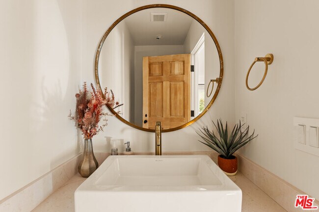 Building Photo - 3807 Vía Dolce