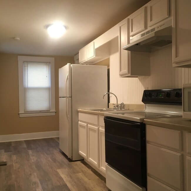 Building Photo - Large 3 bedroom one bath home