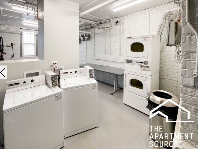 Building Photo - 2202 W Foster Ave