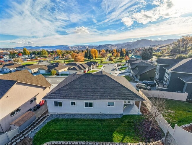 Building Photo - Beautiful 3+ bed, 3 bath home with 4 car garage, VIEWS, chef's kitchen and much more!