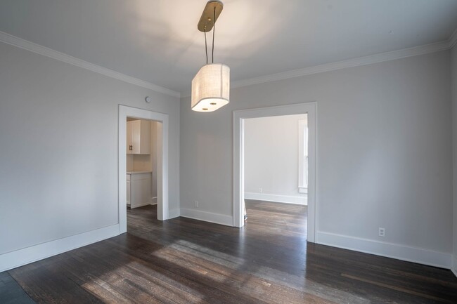 Building Photo - Gorgeous 3 Bed 2 Bath In Quiet Neighborhood