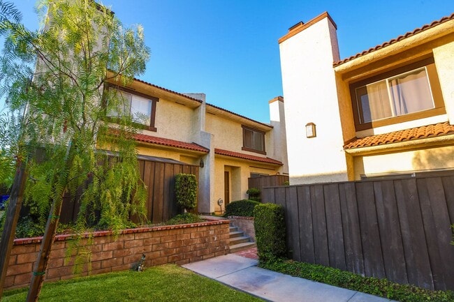 Building Photo - >>>>> TWO BEDROOM 1.5 BATHS TOWN-HOME STYL...