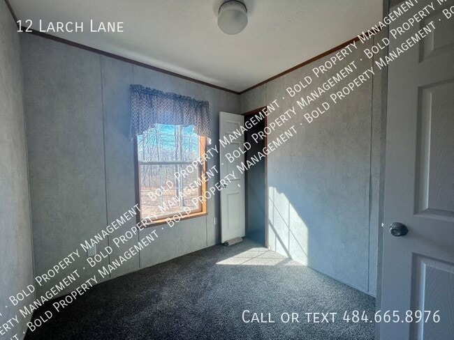 Building Photo - 12 Larch Ln
