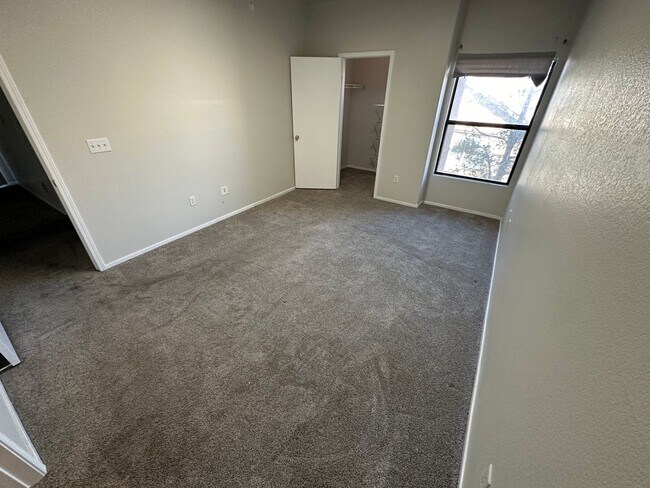 Building Photo - CUTE UPSTAIRS CONDO UNIT , LOCATED IN A GATED COMMUNITY 2 BEDROOM / 2 FULL BATH