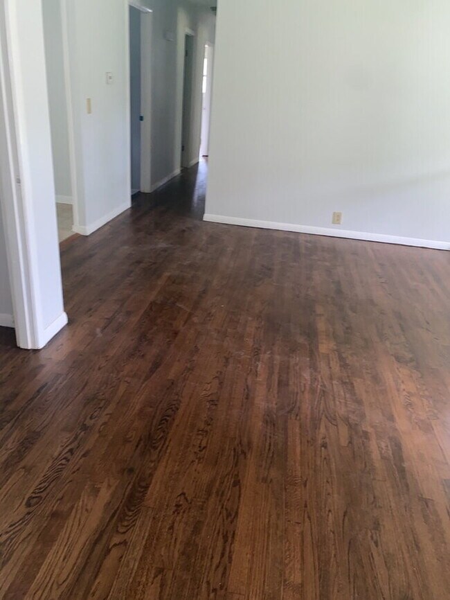 Building Photo - "Charming 3-Bed, 2-Bath Home at 109 Calhoun Ave: Your Serene Retreat in Pendleton!"