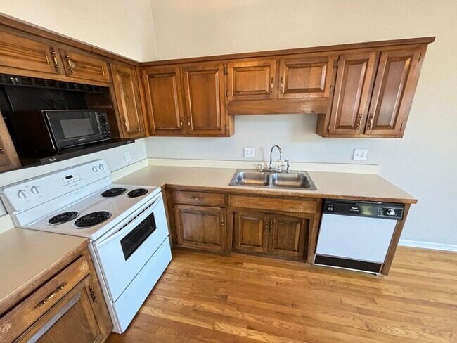 Building Photo - Cherry Hill condo, highly desired!