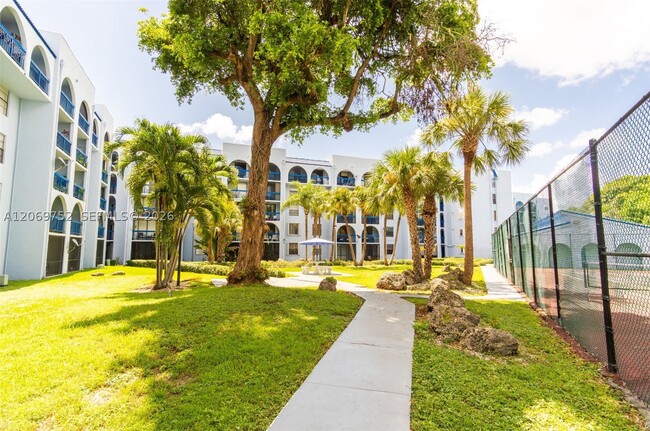 Building Photo - 9460 Fontainebleau Blvd