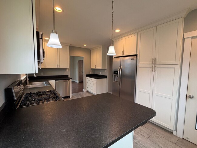 Building Photo - 3 Bedroom 1.5 Bath Single Family house on ...