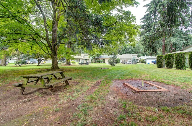 Building Photo - Bright 3 Bedroom 2 Bath Home in Pinebrook! Stainless Appliance Package