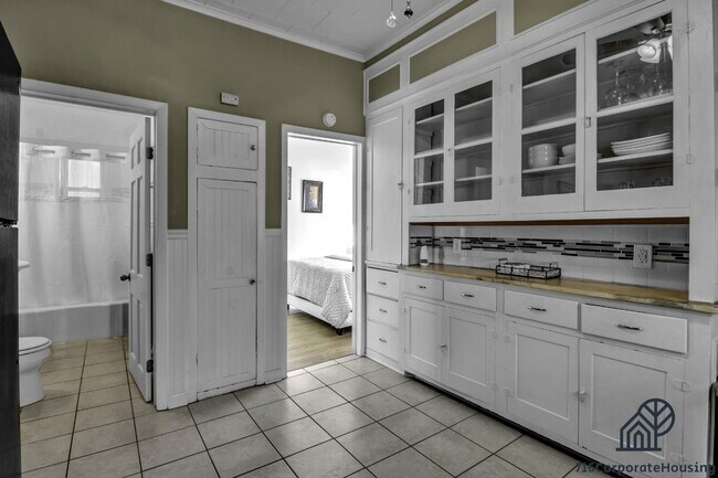 Building Photo - Furnished 2-Bedroom First-Floor Apartment Near Elmwood Village