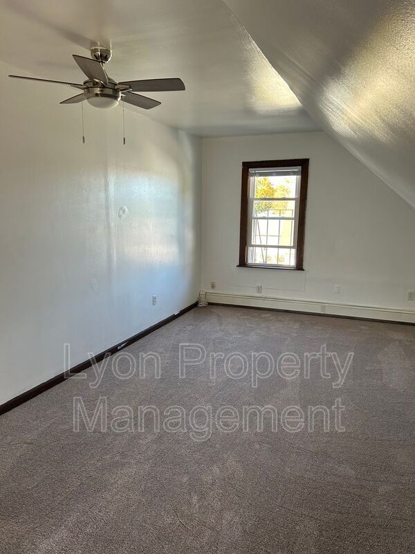 Building Photo - 583 S Main St