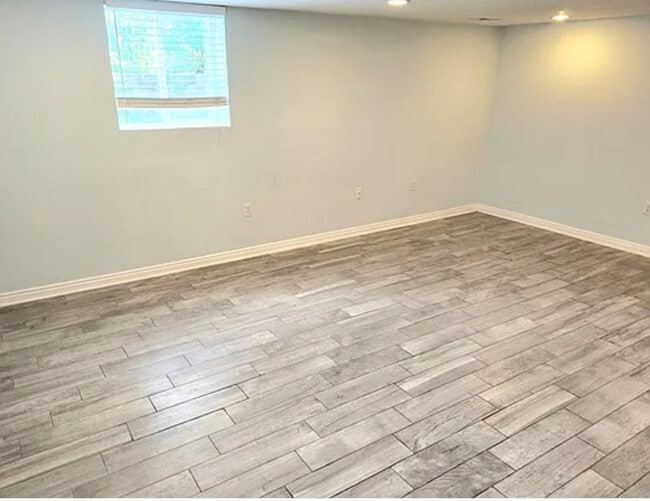 Building Photo - Beautiful 3-Bedroom Garden Apartment in th...