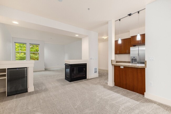 Building Photo - Updated 2 Bedroom 2 Bath Redmond - 1 Car D...