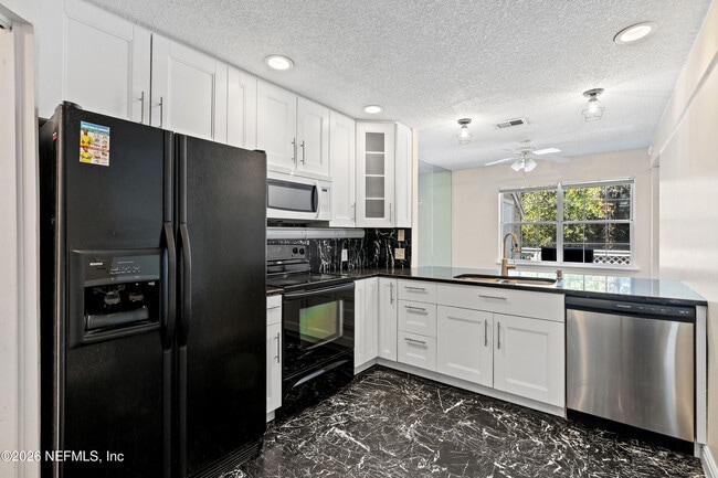 Building Photo - 9960 Moorings Dr