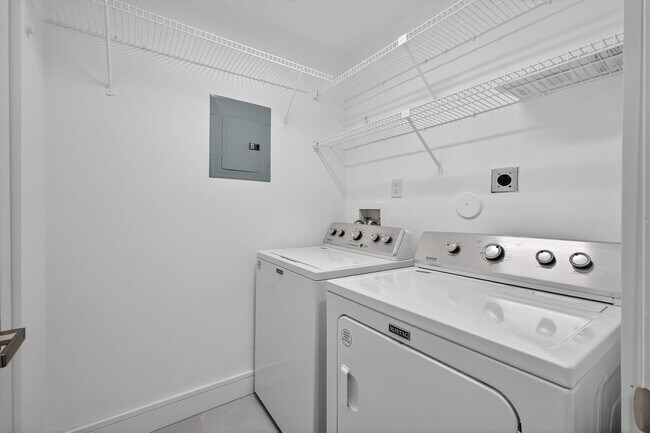 Building Photo - 10924 Roebelini Palm Ct