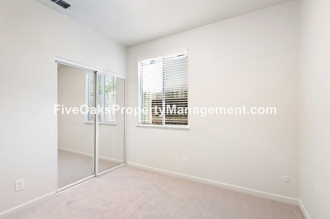 Building Photo - 885 Rathbone Cir
