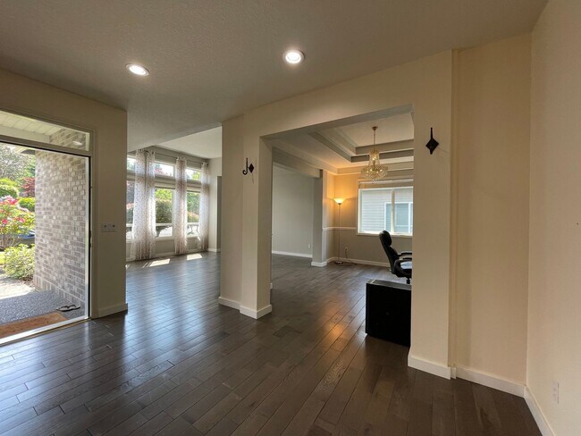 Building Photo - Custom Traditional Home in Montreux Neighborhood 3Bd/2Ba Home with 3 Car Garage!! Close to Cedar ...