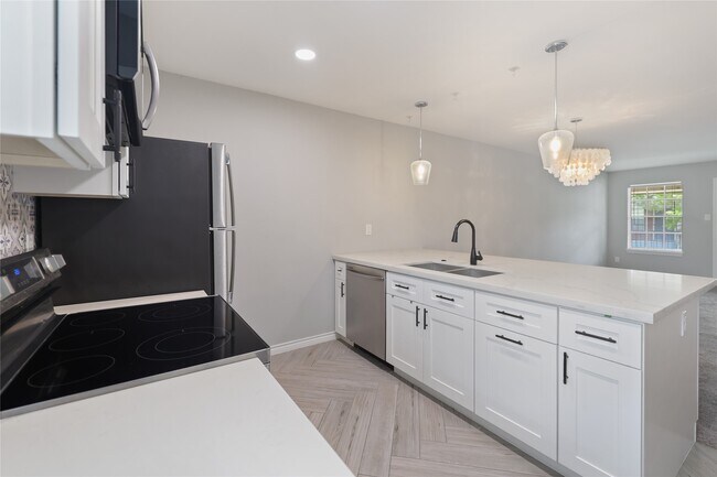 Building Photo - 9015 Gaylord Dr