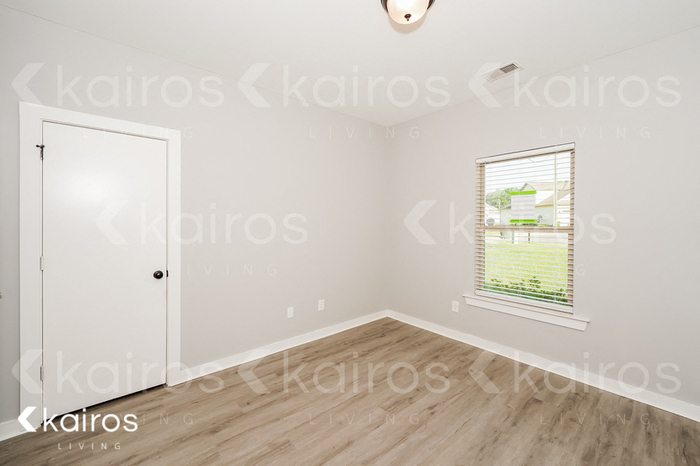 Building Photo - 647 White Oak Cir
