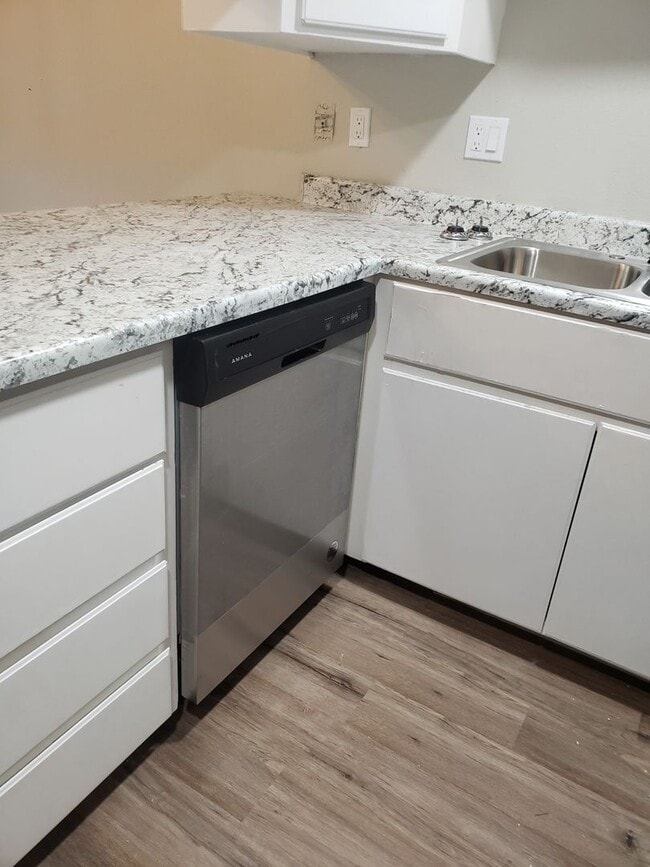 Building Photo - Renovated 2 bed / 1 bath with washer/dryer...