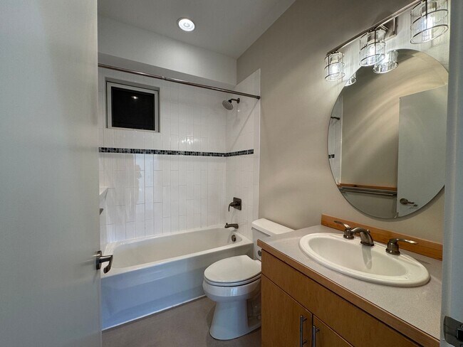 Building Photo - Breathtaking views of Chuckanut Bay!!