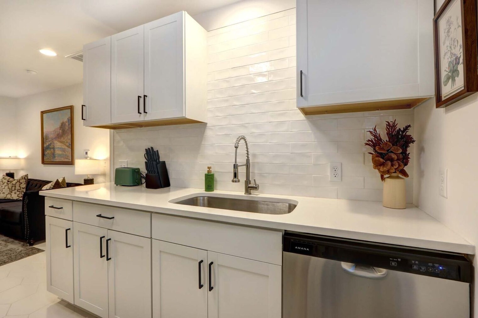 Building Photo - 306 E Victory Dr