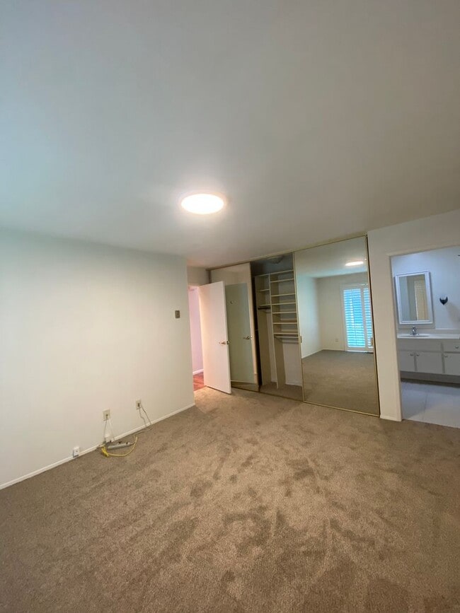 Building Photo - Beautiful 3 bed, 2 bath Townhome close to USD and Mission Valley!